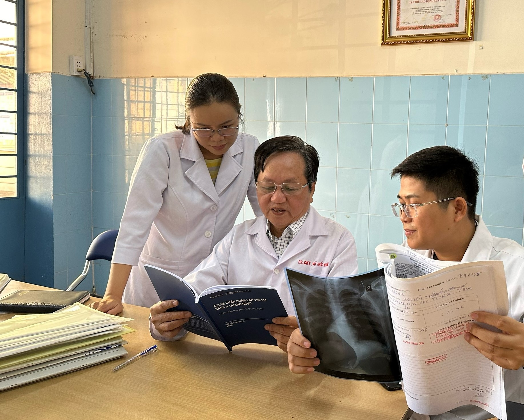 Dr Hai, Dr Khoi, Dr Quan reviewing a CXR