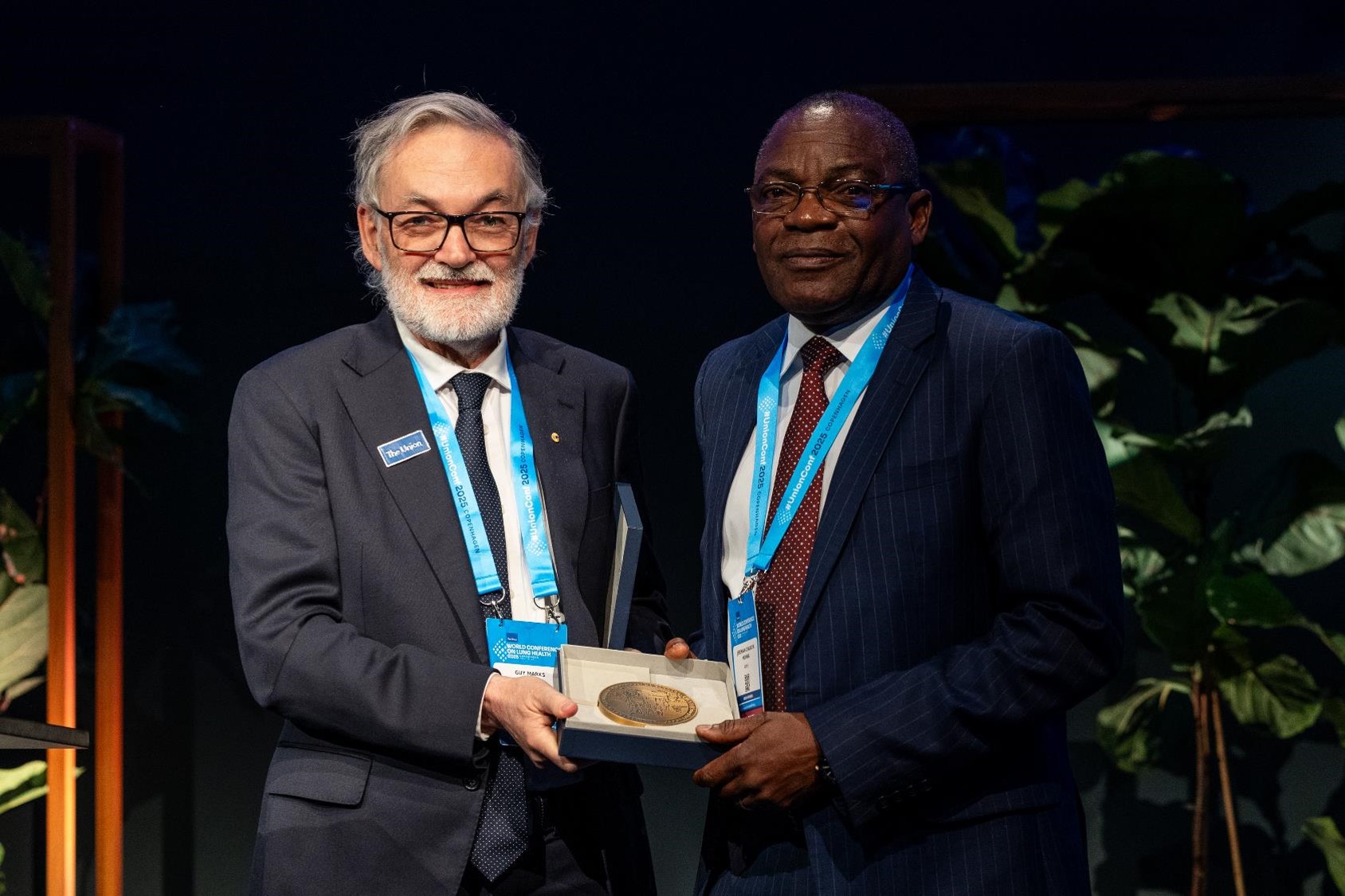 Dr Jeremiah Chakaya Muhwa receiving Union Medal 2025 from Prof Guy Marks