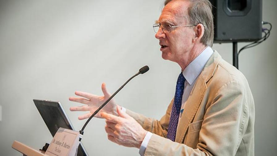 Prof Anthony D Harries, Senior Advisor, Research, speaks with course participants.