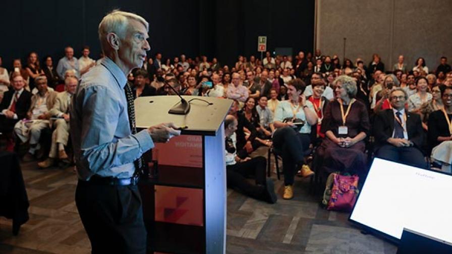 Image shows Prof Andrew Nunn, statistician at the MRC Clinical Trials Unit at University College London and STREAM co-chief investigator, presenting the results of the trial during the 48th Union World Conference on Lung Health in Guadalajara, Mexico, in October.
